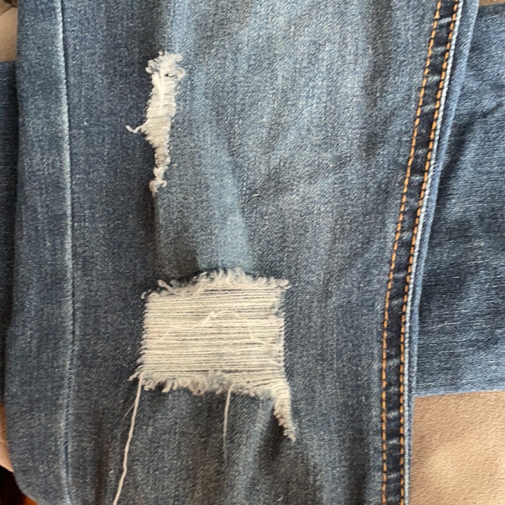 Distressed jeans - Picture 2 of 4